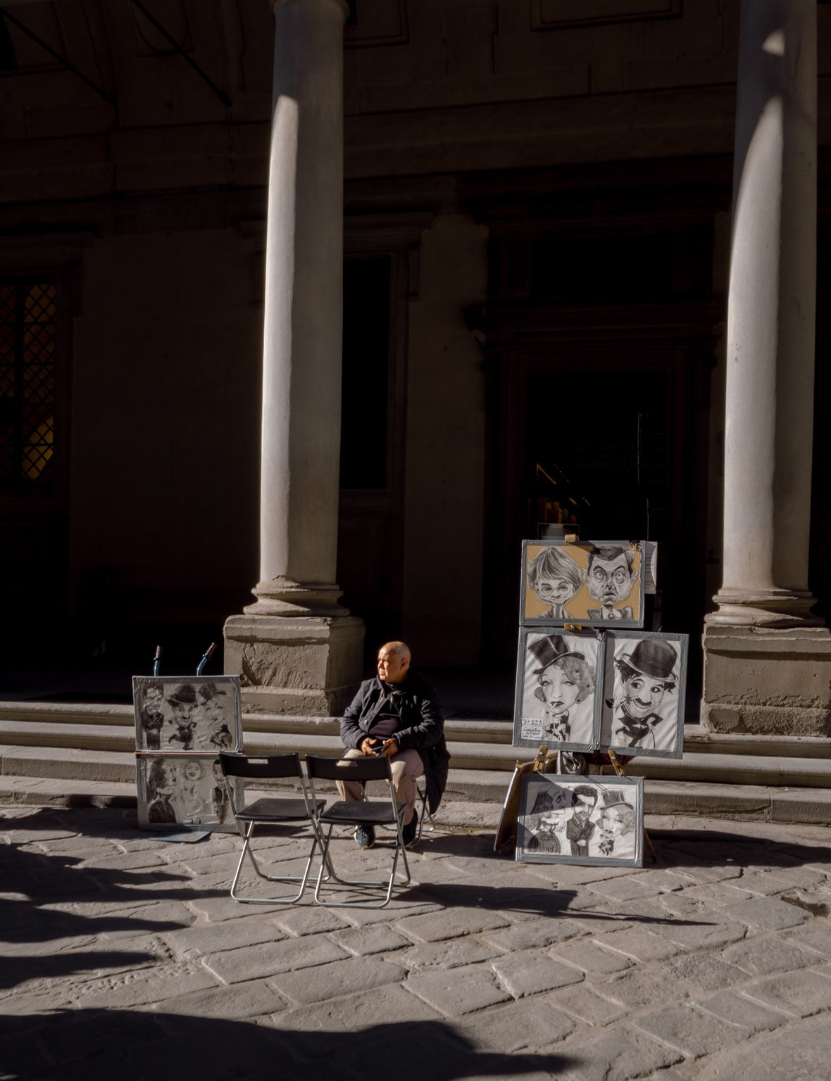 A street artist in the light of Florence