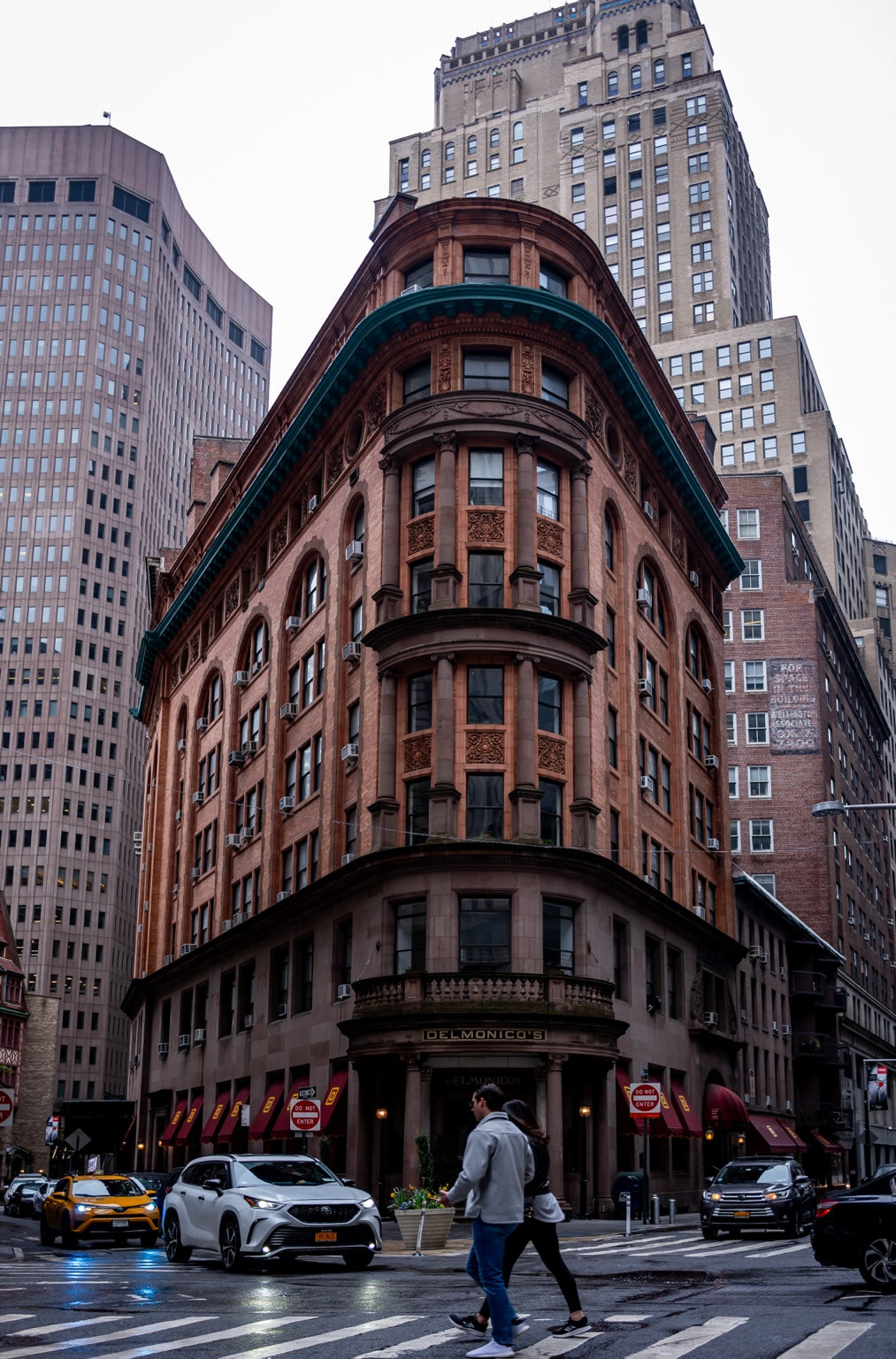 The Flatiron Building and passing traffic